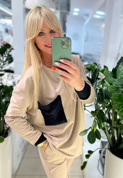 MEGI BLUZA CAPPUCCINO Z CZARNĄ SWETERKOWĄ KIESZONKĄ  / M5434