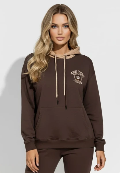 MEGI CIEMNO BRĄZOWA BLUZA Z CAPPUCCINO KAPTUREM / HAFTOWANE LOGO / B2360
