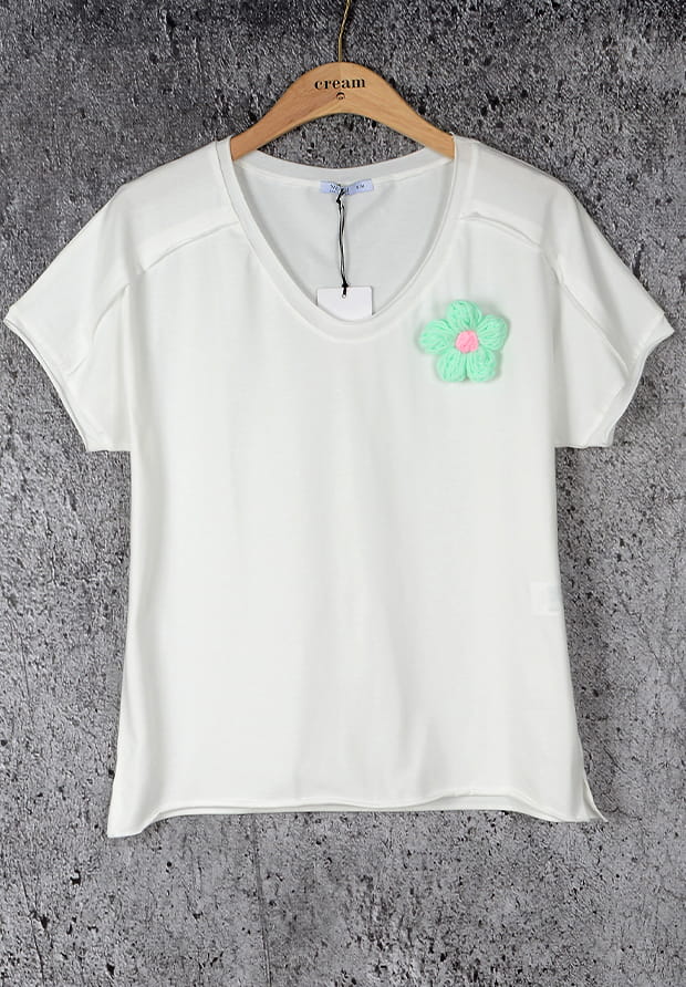 MEGI BIAŁA BLUZKA Z PISTACJOWYM KWIATEM BROSZKĄ / B1724