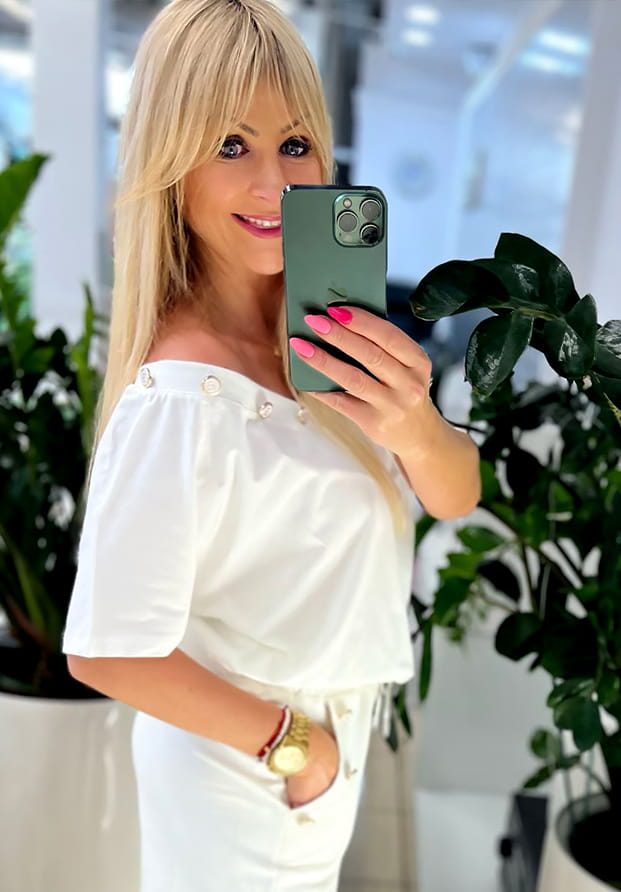 MEGI BIAŁA BLUZKA Z GUZIKAMI Z LITERKĄ "B" NA DEKOLCIE  / B1636