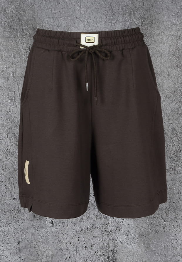 MEGI CIEMNO BRĄZOWE SPODENKI PRZED KOLANO / MIN MIN / P2025 