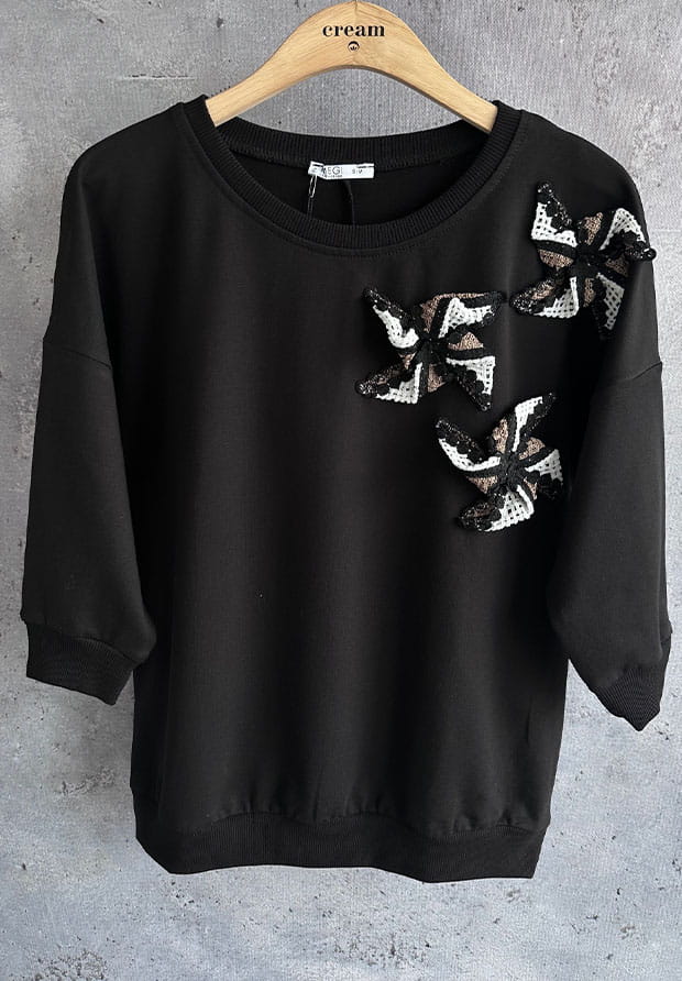 MEGI CZARNA BLUZA Z HAFTOWANYMI WIATRAKAMI 3D / B2057