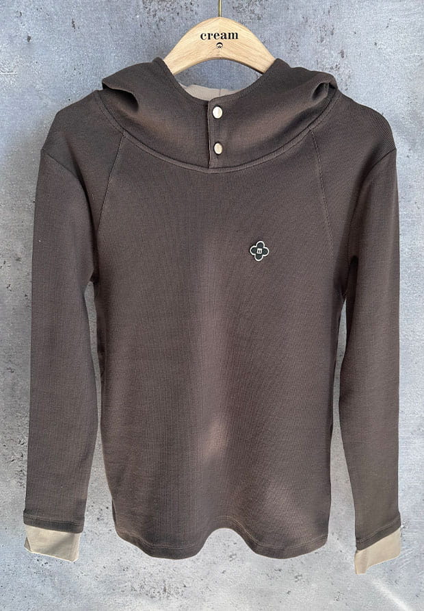 MEGI CIEMNO BRĄZOWA PRĄŻKOWANA BLUZA Z KAPTUREM I METALOWYM ZNACZKIEM / B1275