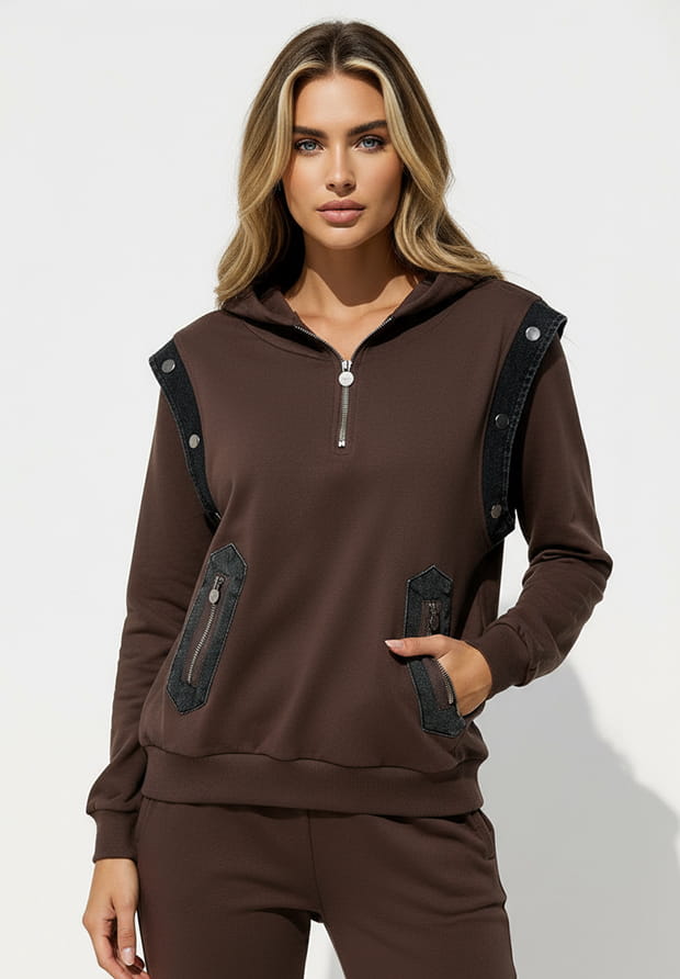 MEGI CIEMNO BRĄZOWA BLUZA Z KAPTUREM Z JEANSOWYMI WSTAWKAMI / B2236