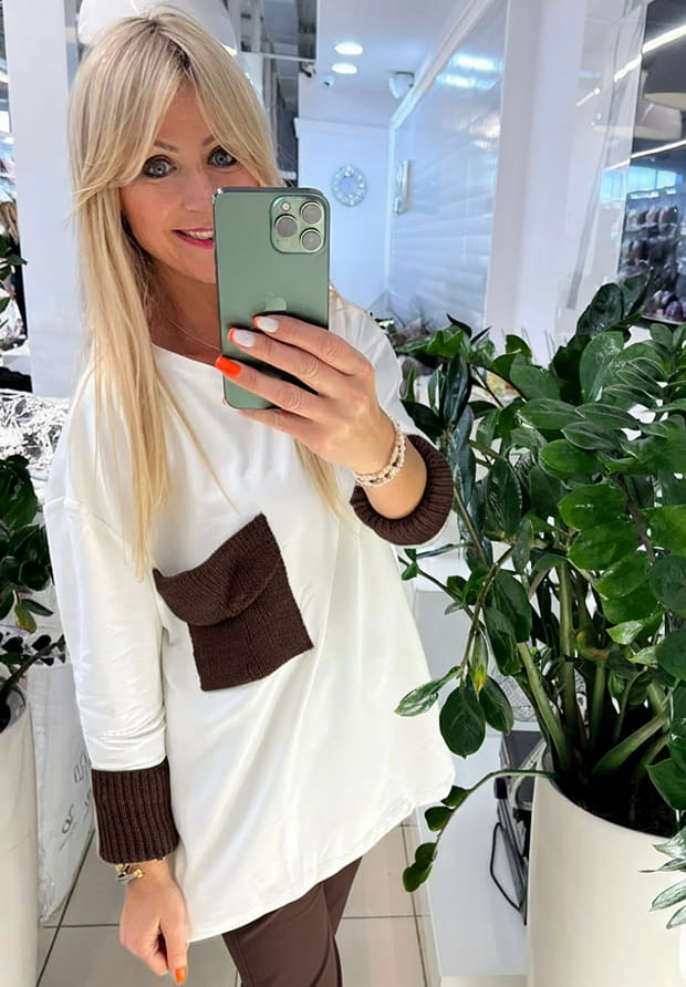 MEGI BIAŁA BLUZA Z CZEKOLADOWO BRĄZOWĄ  SWETERKOWĄ KIESZONKĄ  / M5434 