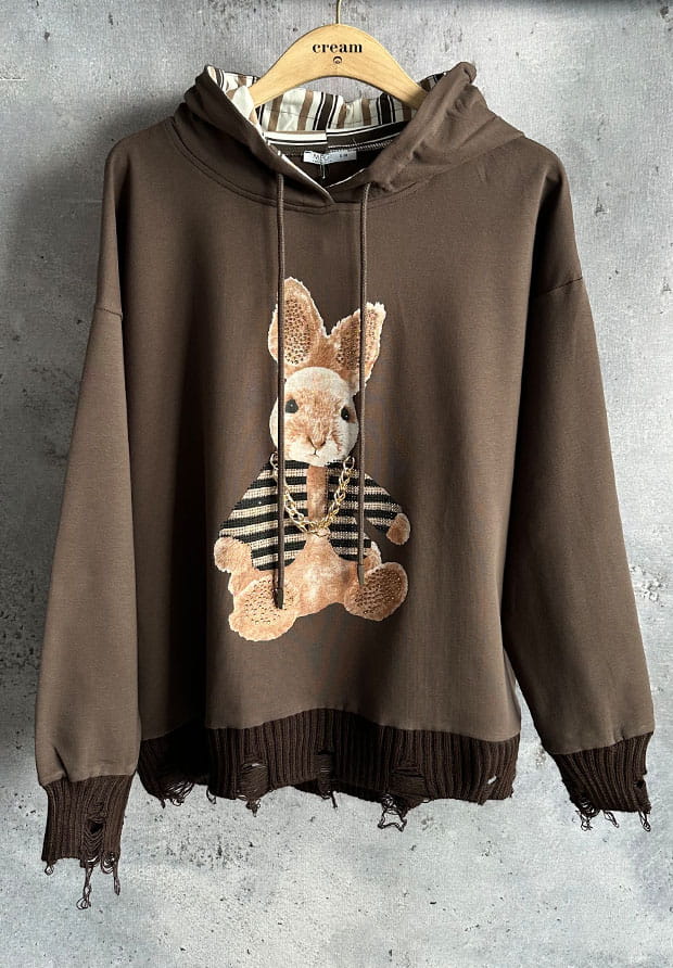 MEGI CIEMNO BRĄZOWA BLUZA Z KAPTUREM / NADRUK Z KRÓLICZKIEM / B2233