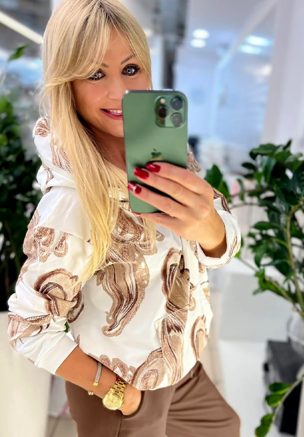 MEGI BIAŁA BLUZA Z KAPTUREM / WZORY CAPPUCCINO & CZEKOLADOWY BRĄZ / B2104