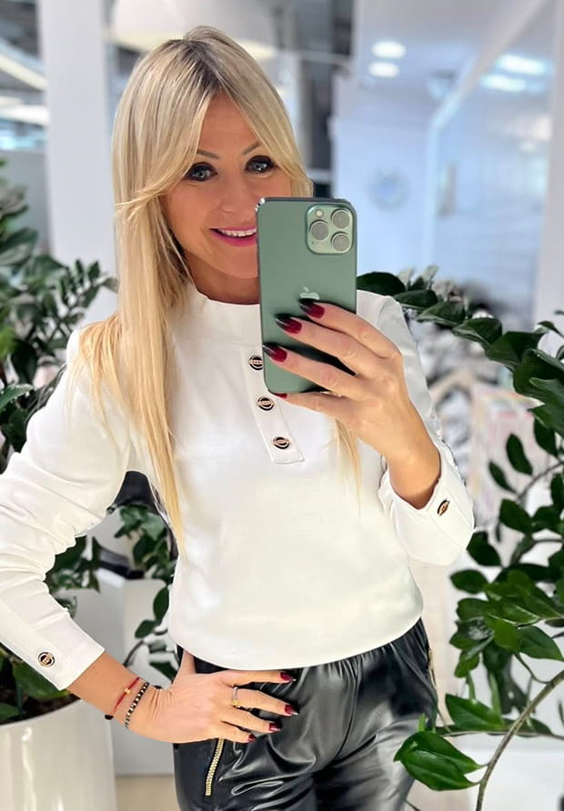 MEGI BIAŁA PRĄŻKOWANA BLUZKA Z OZDOBNYMI GUZICZKAMI / B2473 