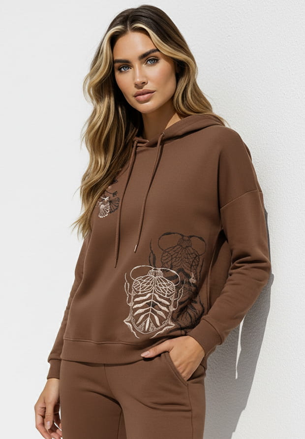 MEGI CZEKOLADOWO BRĄZOWA BLUZA Z KAPTUREM / KWIATY & SKARABEUSZE / B2296