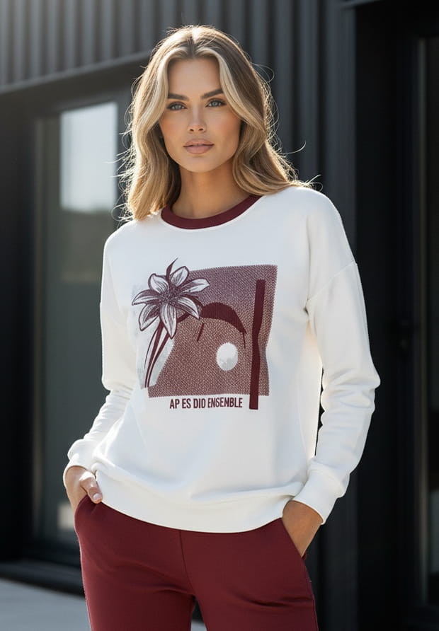 MEGI BIAŁA BLUZA Z BORDOWYM NADRUKIEM I HAFTOWANYM KWIATEM / B2523