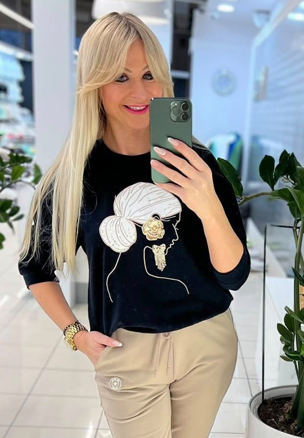 MEGI CZARNA BLUZA / KOBIETA Z UPIĘTYMI WŁOSAMI / ZŁOTY KWIAT - BROSZKA / B2617