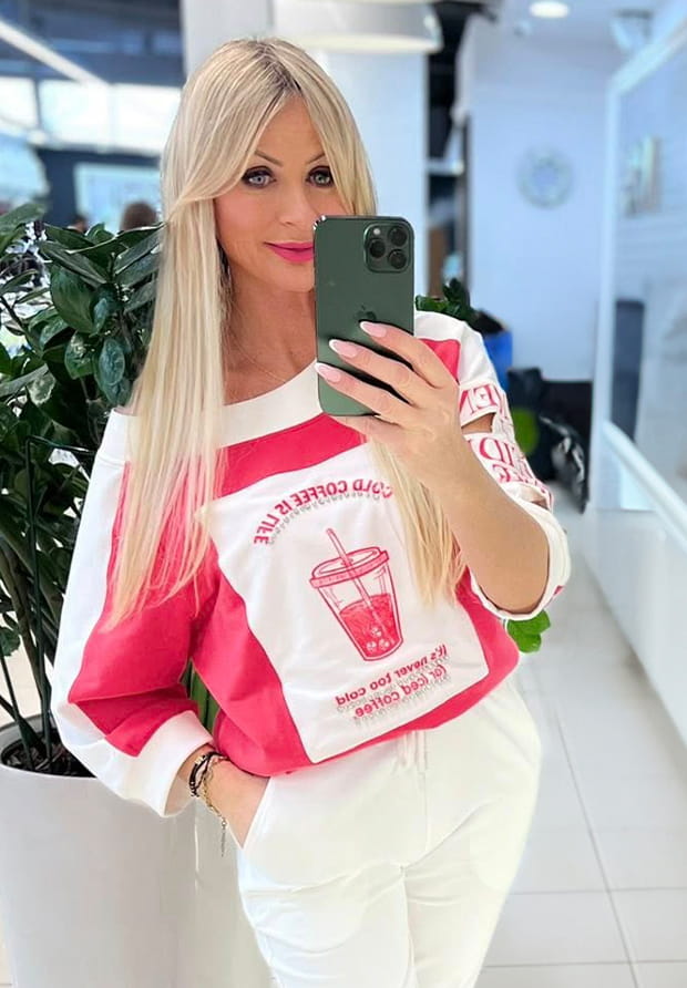 MEGI BIAŁO MALINOWA BLUZA Z MIĘKKĄ APLIKACJĄ I ZDOBIENIEM Z CYRKONII / B1610