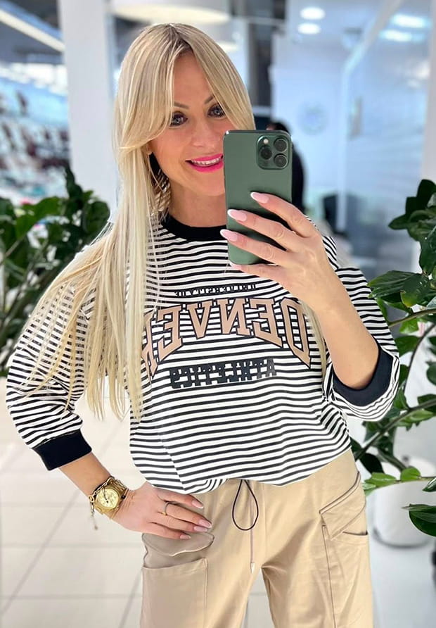 MEGI CZARNE PASECZKI - BIAŁA BLUZA Z NADRUKIEM / B2664