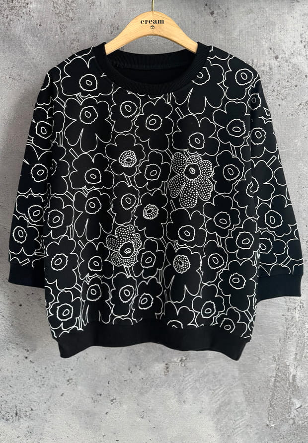 MEGI CZARNA BLUZA W BIAŁE KWIATY ZDOBIONE CYRKONIAMI / B2687 