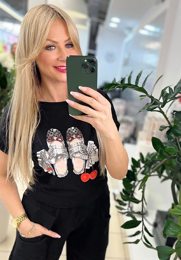 MEGI CZARNA BLUZKA Z NADRUKIEM BALERINEK I WISIENEK / CYRKONIE / B1700 