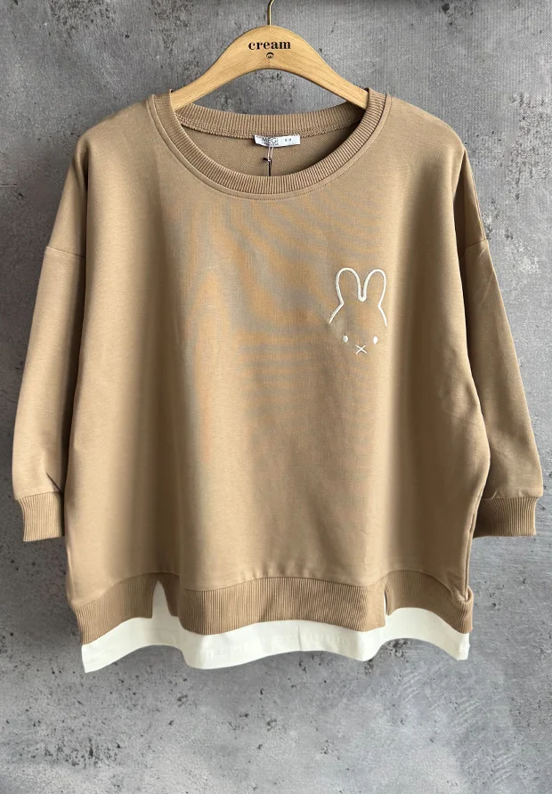 MEGI CAPPUCCINO BLUZA Z HAFTOWANYM KRÓLICZKIEM / B1510