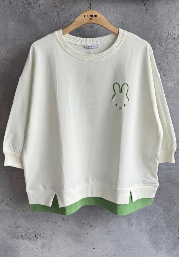 MEGI BIAŁA BLUZA Z HAFTOWANYM KRÓLICZKIEM / B1510