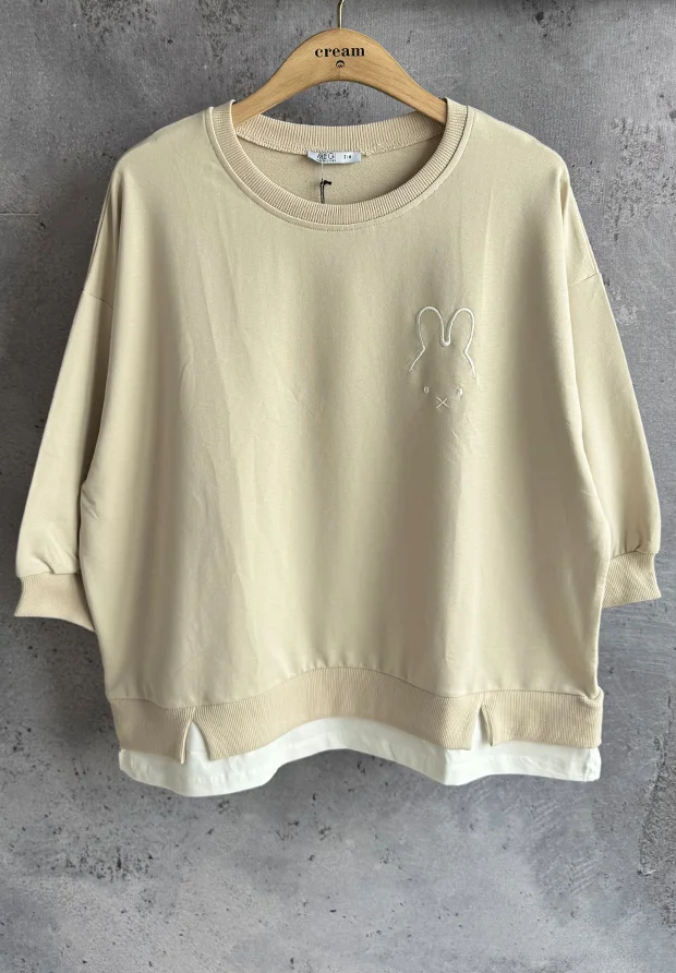 MEGI JASNO BEŻOWA BLUZA Z HAFTOWANYM KRÓLICZKIEM / B1510