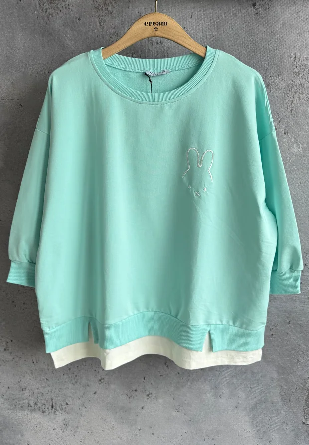 MEGI AQUA BLUZA Z HAFTOWANYM KRÓLICZKIEM / B1510