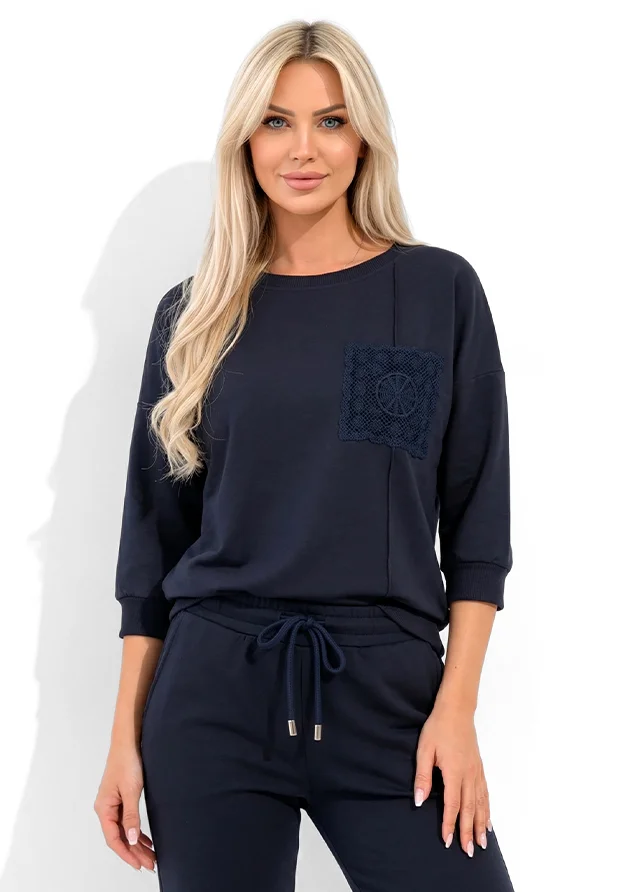 MEGI GRANATOWA BLUZA Z KORONKOWĄ KIESZKONKĄ / B0446