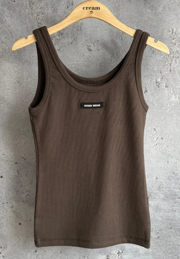 MEGI CIEMNO BRĄZOWY PRĄŻKOWANY TOP Z NASZYWKĄ / B2213 