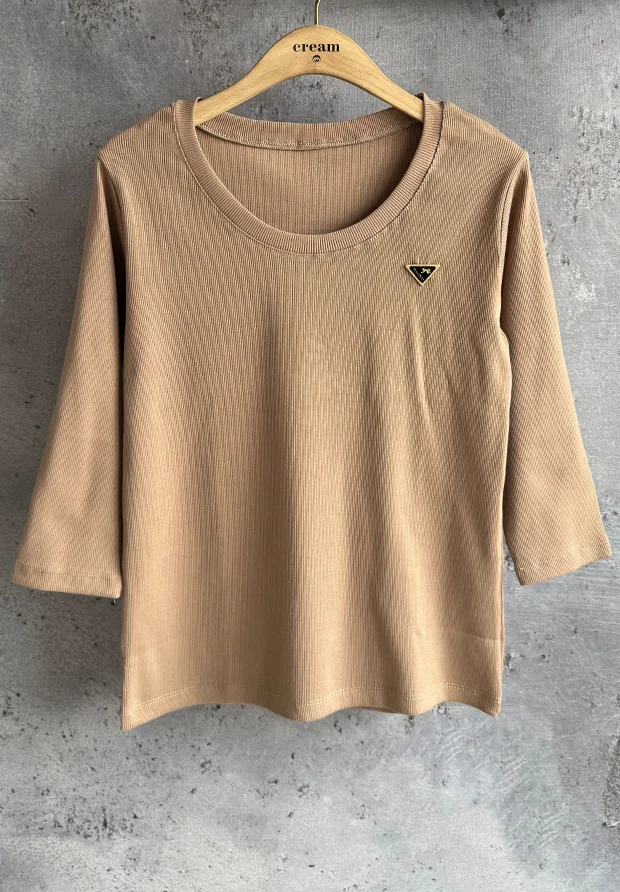 MEGI CAPPUCCINO PRĄŻKOWANA BLUZKA Z OZDOBNĄ NASZYWKĄ / B1359