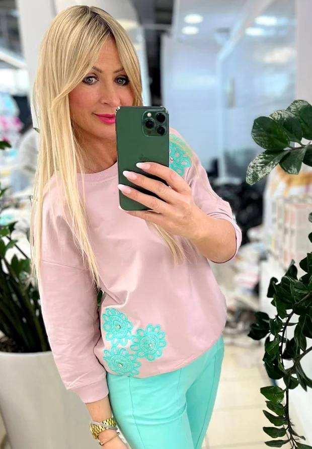 MEGI PUDROWO RÓŻOWY WRZOS BLUZA Z MIĘTOWYM HAFTEM / B2796