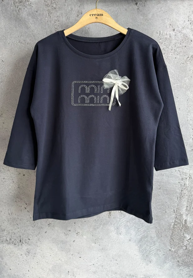 MEGI GRANATOWA CIEŃSZA BLUZA Z KOKARDKĄ 3D I NAPISEM Z CYRKONII / B1389