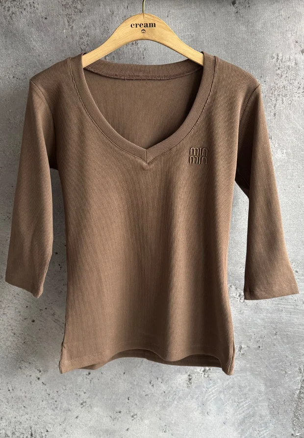 MEGI CZEKOLADOWO BRĄZOWA PRĄŻKOWANA BLUZKA / HAFTOWANY NAPIS / B2662