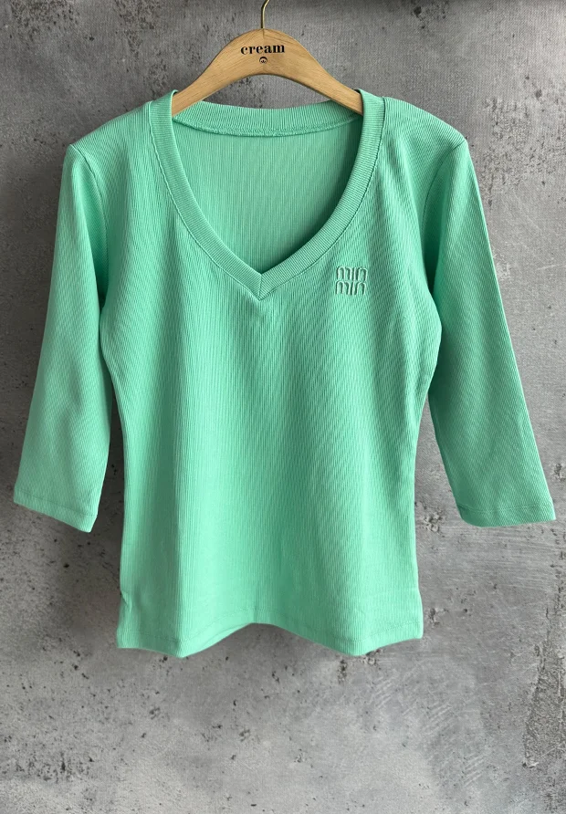 MEGI MIĘTOWA PRĄŻKOWANA BLUZKA / HAFTOWANY NAPIS / B2662