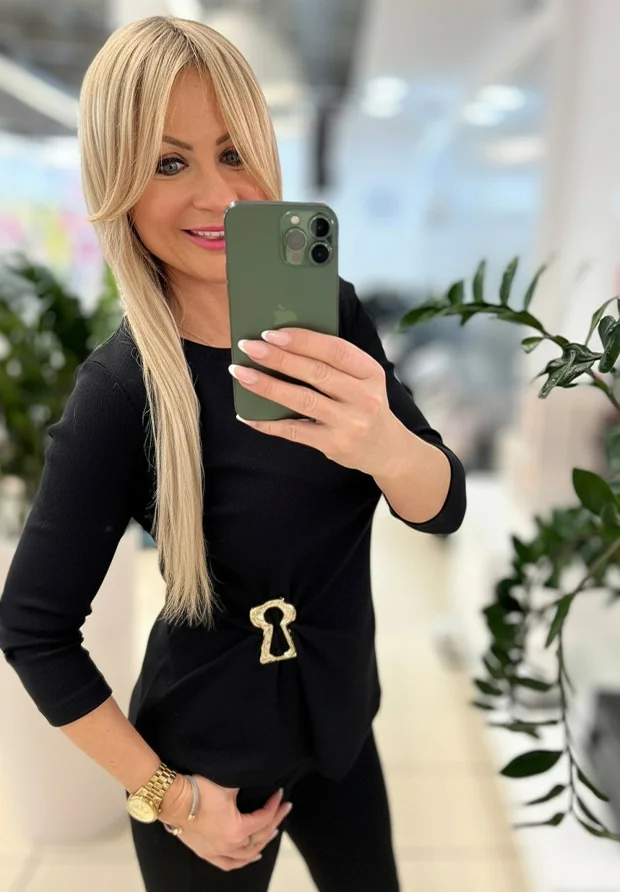 MEGI CZARNA PRĄŻKOWANA BLUZKA Z BROSZKĄ / B2731