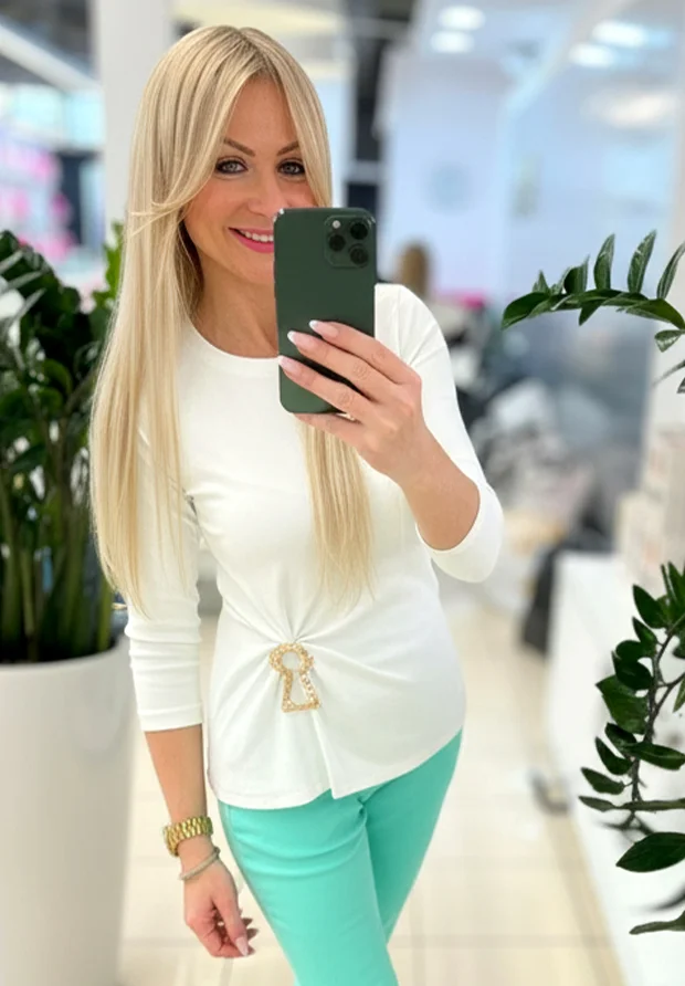 MEGI BIAŁA PRĄŻKOWANA BLUZKA Z BROSZKĄ / B2731