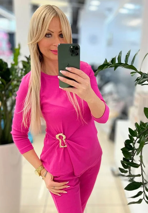 MEGI FUKSJOWA PRĄŻKOWANA BLUZKA Z BROSZKĄ / B2731