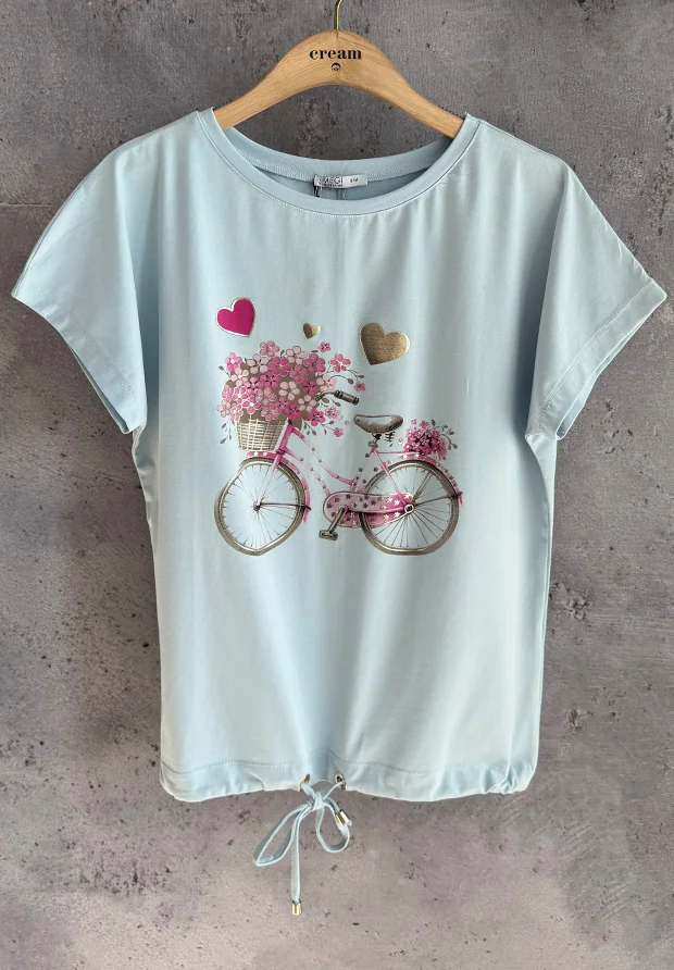 MEGI JASNO NIEBIESKA BLUZKA T-SHIRT Z FUKSJOWYM ROWEREM / B2930 