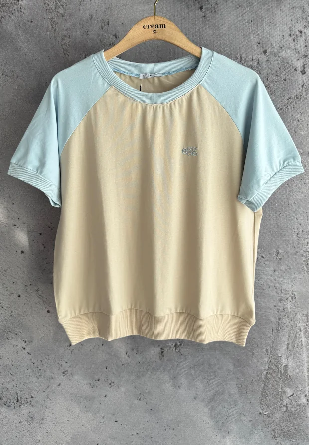 MEGI JASNO BEŻOWA BLUZKA T-SHIRT Z HAFTOWANYM NAPISEM / JASNO NIEBIESKIE DODATKI / B2847