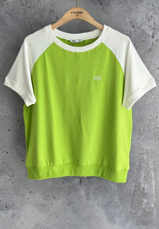 MEGI LIMONKOWA BLUZKA T-SHIRT Z HAFTOWANYM NAPISEM / BIAŁE DODATKI / B2847