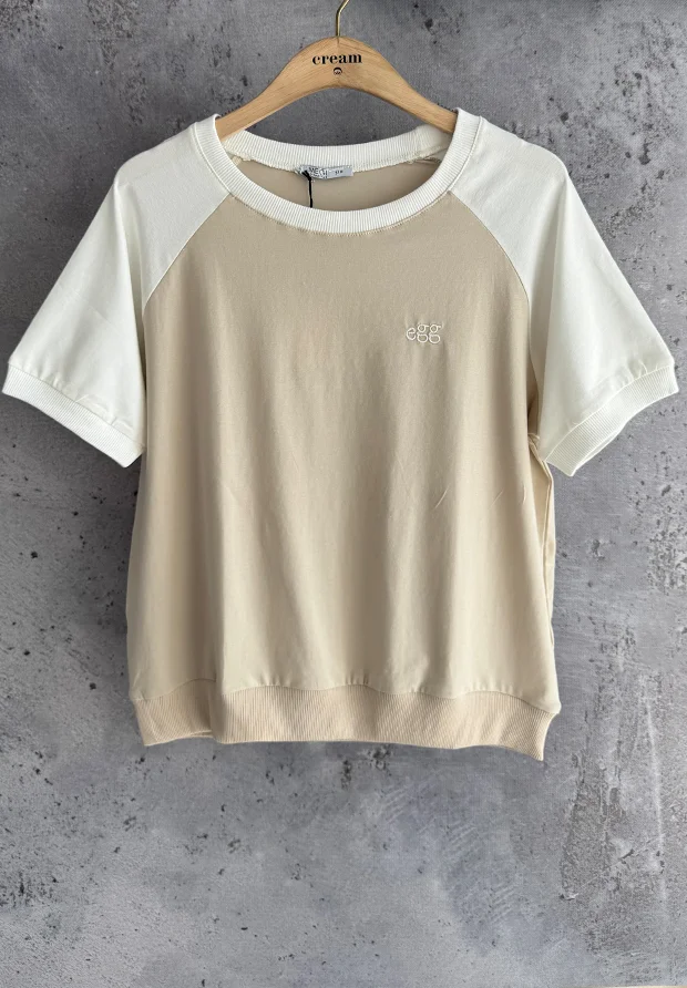 MEGI JASNO BEŻOWA BLUZKA T-SHIRT Z HAFTOWANYM NAPISEM / BIAŁE DODATKI / B2847