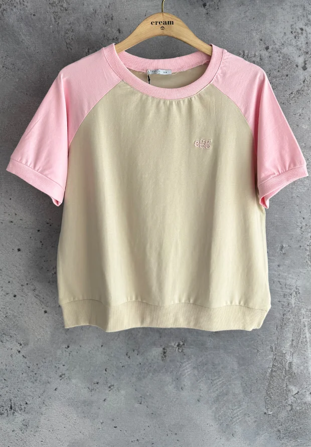 MEGI JASNO BEŻOWA BLUZKA T-SHIRT Z HAFTOWANYM NAPISEM  / CUKIERKOWO RÓŻOWE DODATKI / B2847 