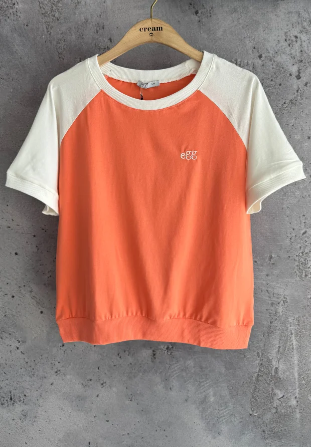 MEGI MANDARYNOWA BLUZKA T-SHIRT Z HAFTOWANYM NAPISEM  / BIAŁE DODATKI / B2847