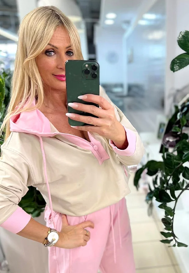 MEGI JASNO BEŻOWA BLUZA Z CUKIERKOWO RÓŻOWYM KAPTUREM / B2853