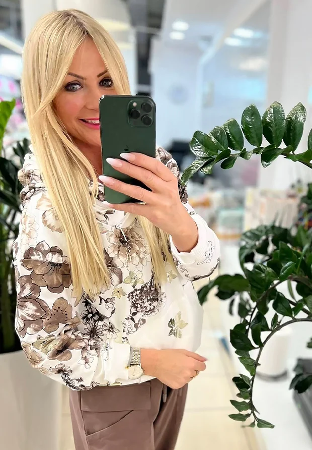 MEGI BIAŁA BLUZA Z KAPTUREM / BRĄZOWE KWIATKI / B2136 