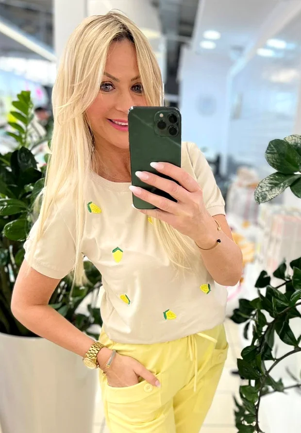 MEGI JASNO BEŻOWA BLUZKA T-SHIRT W HAFTOWANE CYTRYNKI / B2859