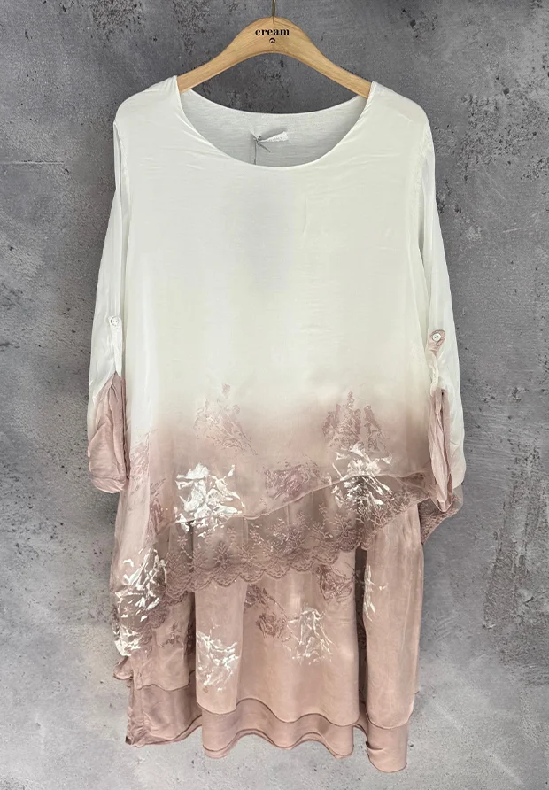 WŁOSKA JEDWABNA SUKIENKA WARSTWOWA 3D – BIEL I PUDROWY RÓŻ – DÓŁ Z KORONKĄ – MADE IN ITALY