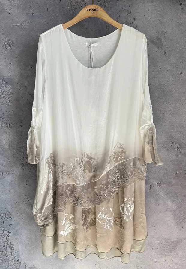 WŁOSKA JEDWABNA SUKIENKA WARSTWOWA 3D – BIEL I PIASKOWY BEŻ – DÓŁ Z KORONKĄ – MADE IN ITALY