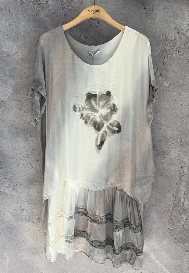 WŁOSKA JEDWABNA SUKIENKA 3D – MOTYW KWIATOWY I WIĄZANE RĘKAWY – SZARA – MADE IN ITALY