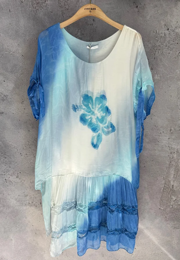 WŁOSKA JEDWABNA SUKIENKA 3D – MOTYW KWIATOWY I WIĄZANE RĘKAWY – BŁĘKITNA – MADE IN ITALY