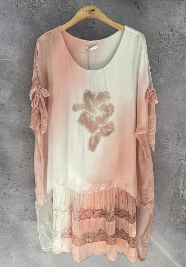 WŁOSKA JEDWABNA SUKIENKA 3D – MOTYW KWIATOWY I WIĄZANE RĘKAWY – PUDROWY RÓŻ – MADE IN ITALY