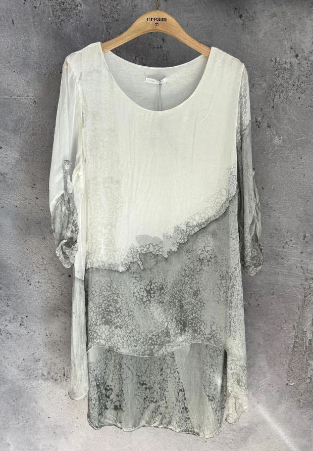WŁOSKA JEDWABNA SUKIENKA WARSTWOWA 3D – MARMURKOWA SZAROŚĆ I BIEL – REGULOWANY RĘKAW – MADE IN ITALY