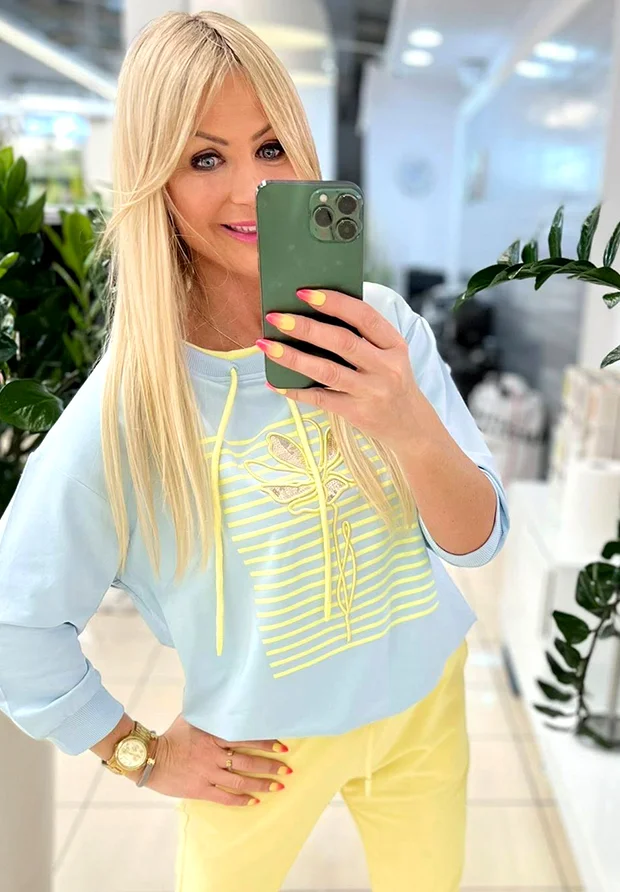 MEGI JASNO NIEBIESKA BLUZA Z CYTRYNOWYM HAFTOWANYM KWIATEM / M6018 