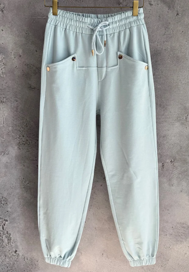 MEGI JASNO NIEBIESKIE SPODNIE DRESOWE ZE ZŁOTYMI NAPAMI / P1223 